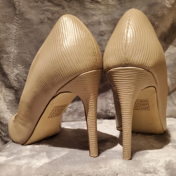 Call It Spring Tan Textured Pumps 📦 - Picture 3 of 7